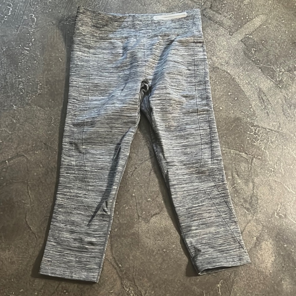 Under Armour heat gear compression leggings in size large.